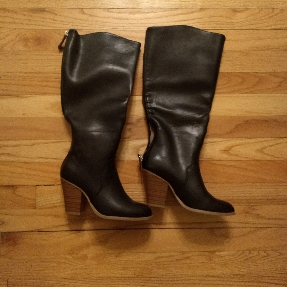 Black heeled boots